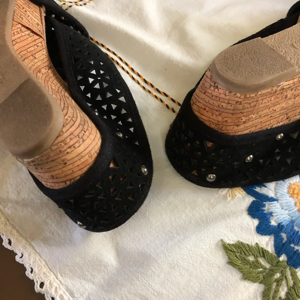 Minnetonka Lainey Suede Crisscross Comfort Platform Wedges in Black. Size 9